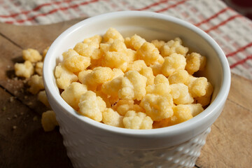 A view of a bowl of crunchy mochi snack.