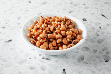 A view of a bowl of black eyed peas.