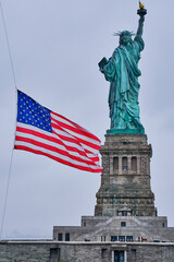 Obraz premium statue of liberty with american flag 