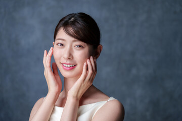 スキンケアする若い女性