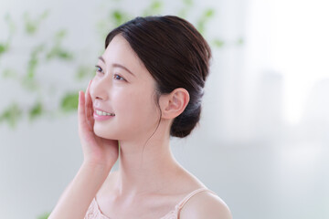 スキンケアする若い女性