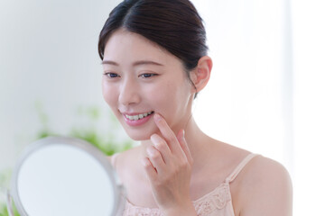 スキンケアする若い女性