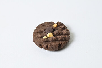 Photo of one cookie with peanut and chocolate chips. Freshly Baked Homemade. perfect for bakery advertisements and dessert menus. Clipping path. Close up view. Isolated on white background.