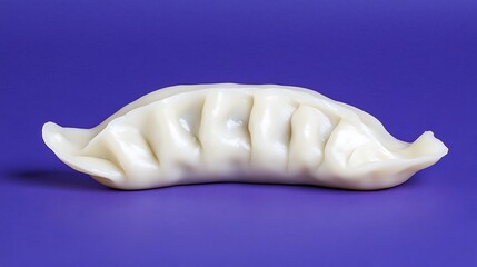 Naklejka premium Single dumpling on a purple surface