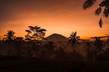Obraz premium The sun rises over Mount Agung which is a photo from Gianyar