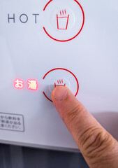 自販機のお湯のボタン