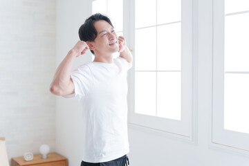 伸びをするミドル男性