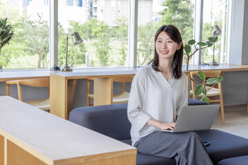 若い女性　カフェ　コワーキング　シェアオフィス
