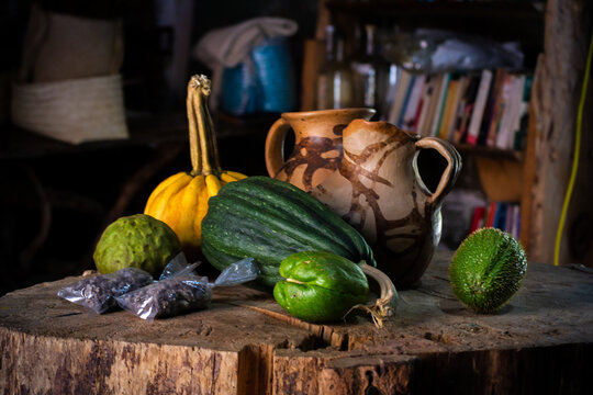 vegetales tradicionales de consumo local en Tlaxiaco Oaxaca de origen agr&iacute;cola con verduras y frutas de temporada, calabazas, chayote, zapote y chocolate sobre una mesa de madera 