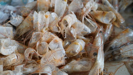Shrimp heads are usually used to make broth.