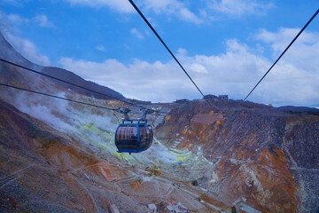 神奈川県箱根町の硫黄噴き出す大涌谷とロープウェイ