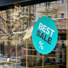 Aufkleber auf dem Schaufenster eines Schuhgeschäfts mit der Aufschrift Best Sale