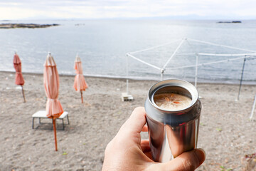 海辺で飲むレモンサワー。
フタを開けると底から本物のレモンの輪切りが浮いてくるスペシャルなタイプ。
美術館、ライブハウスを兼業している素敵な海の家「海の美術館」。
荒井浜海岸三浦市神奈川県-2024
