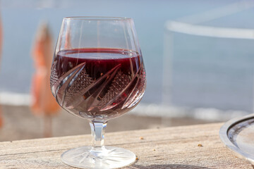 海辺で飲む赤ワイン。
美術館、ライブハウスを兼業している素敵な海の家「海の美術館」。
荒井浜海岸三浦市神奈川県-2024
