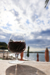 海辺で飲む赤ワイン。
美術館、ライブハウスを兼業している素敵な海の家「海の美術館」。
荒井浜海岸三浦市神奈川県-2024
