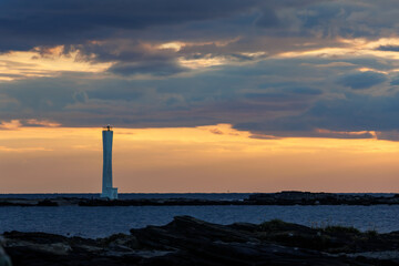 夕暮れの荒井浜。
静かな入江のビーチにはヤシの木も生えている。
岩礁の向こうには諸磯灯台が見える。天気が良ければ富士山も。
荒井浜海岸三浦市神奈川県-2024
