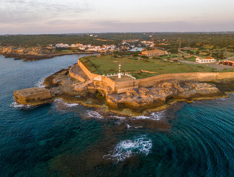 Faro del puerto de Mahon en Menorca al amanecer, Islas Baleares