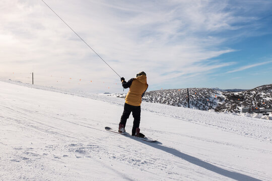 beginner snowboarder on the poma