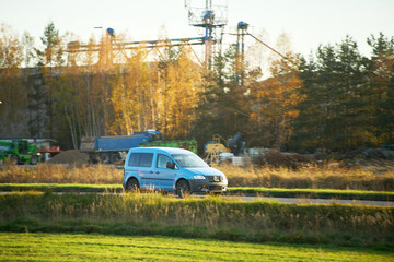 Obraz premium Automobile passing through scenic rural area
