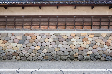 カラフルで丸い形の石で作られた石垣