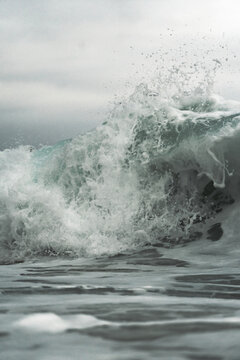 Olas rompiendo en d&iacute;a nublado, Playa de los Locos, Cantabria, Santander, Suances
