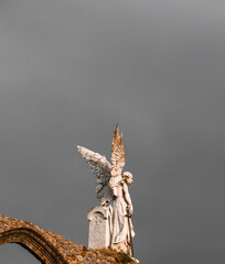 Escultura de un ángel esculpida en mármol en cementerio de Comillas, Cantabria