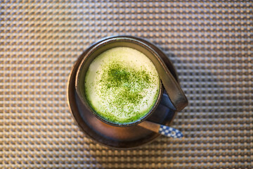 おしゃれなカップでいただく抹茶のホットドリンク（上部）