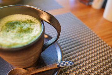 おしゃれなカップでいただく抹茶のホットドリンク