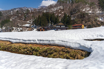 雪解けの白川郷 残雪の中の集落