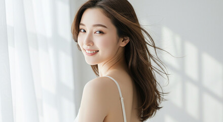 美しい髪を風になびかせる若い女性