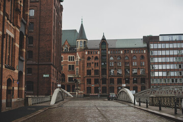 Naklejka premium Historic brick buildings and steel bridges over water in Hamburg