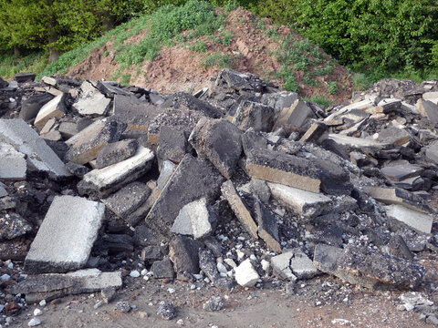Herausgerissene Asphaltbrocken
