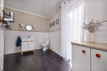 Jasna łazienka z WC i pralką