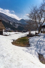 雪解けの白川郷 残雪と集落