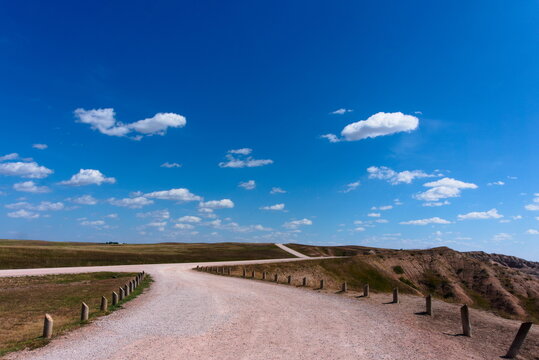 Polna droga na tle błękitnego nieba