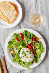 Italian salad: green salad; mozzarella; tomatoes; walnuts.