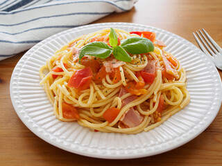 フレッシュトマトとベーコンのパスタ