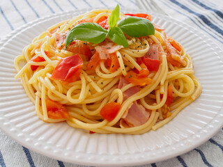 フレッシュトマトとベーコンのパスタ
