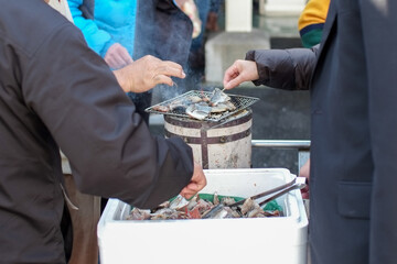 港町で七輪を囲み魚を焼いて食べる至高のひと時