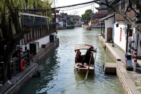 Boot, Gondel im Kanal, Zhujiajiao, Shanghai, China, Asien,  Zhujiajiao Ancient Town, Venedig des Ostens, Barke, Ruderboot, anreisen, Touristen, historisch, Wasserstadt, Wasser, Fluss