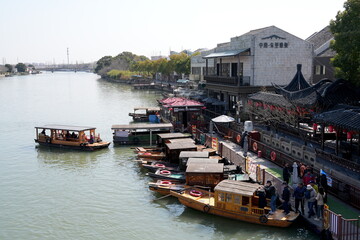 Hafen am Fluss Dianpu He, Zhujiajiao, Zhujiajiao Ancient Town, Boot, Gondel, Barke, Shanghai, China, Asien, Venedig des Ostens, touristisch, historisch, Wasserstadt, Wasser