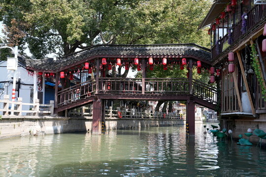 Br&uuml;cke &uuml;ber einen Kanal, Fluss, China,  Zhujiajiao, Zhujiajiao Ancient Town, Shanghai, Asien, Venedig des Ostens, Touristen, historisch, Wasserstadt, Wasser, asiatisch