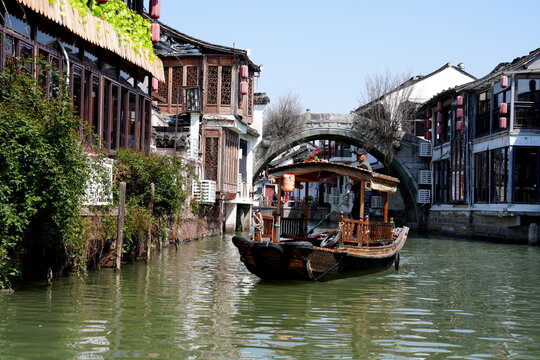 Boot, Gondel im Kanal, Zhujiajiao, Shanghai, China, Asien,  Zhujiajiao Ancient Town, Venedig des Ostens, Barke, Ruderboot, anreisen, Touristen, historisch, Wasserstadt, Wasser, Fluss, Br&uuml;cke, Bogen