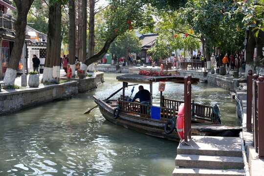 Boot, Gondel im Kanal, Zhujiajiao, Shanghai, China, Asien,  Zhujiajiao Ancient Town, Venedig des Ostens, Venedig Shanghais, Barke, Ruderboot, anreisen, Touristen, historisch, Wasserstadt, Wasser