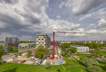 Budowa nowoczesnych  apartamentowców w centrum miasta, plac budowy.