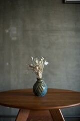 青い花瓶に入れたドライフラワー