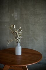 グレーの花瓶に入れたドライフラワー