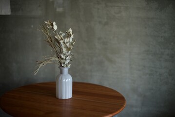 グレーの花瓶に入れたドライフラワー