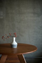 アンティークの花瓶に入れたドライの山帰来