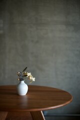 陶器の小さな花瓶に入れたドライフラワー